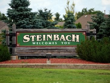 A sign welcoming visitors to Steinbach.