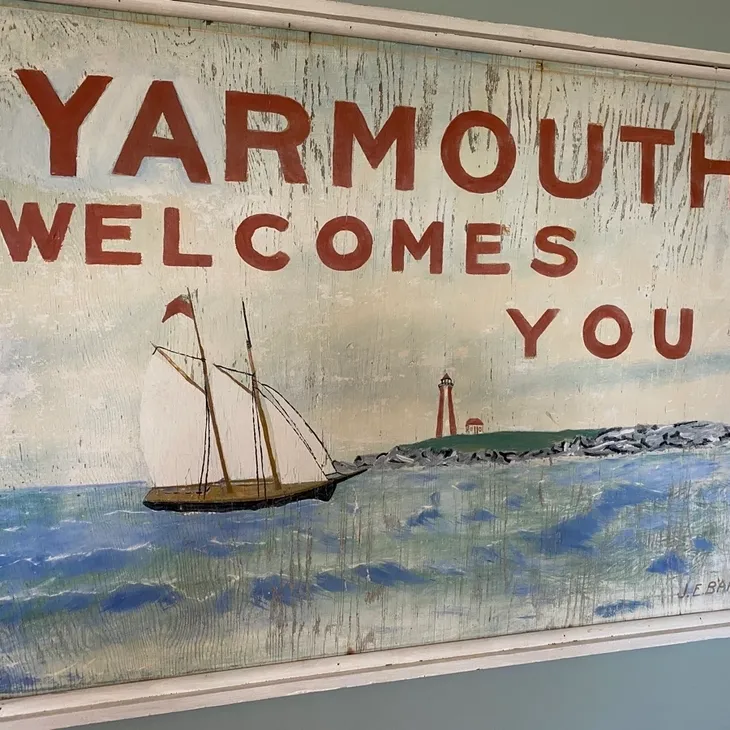 Yarmouth welcomes you sign with sailboat and lighthouse
